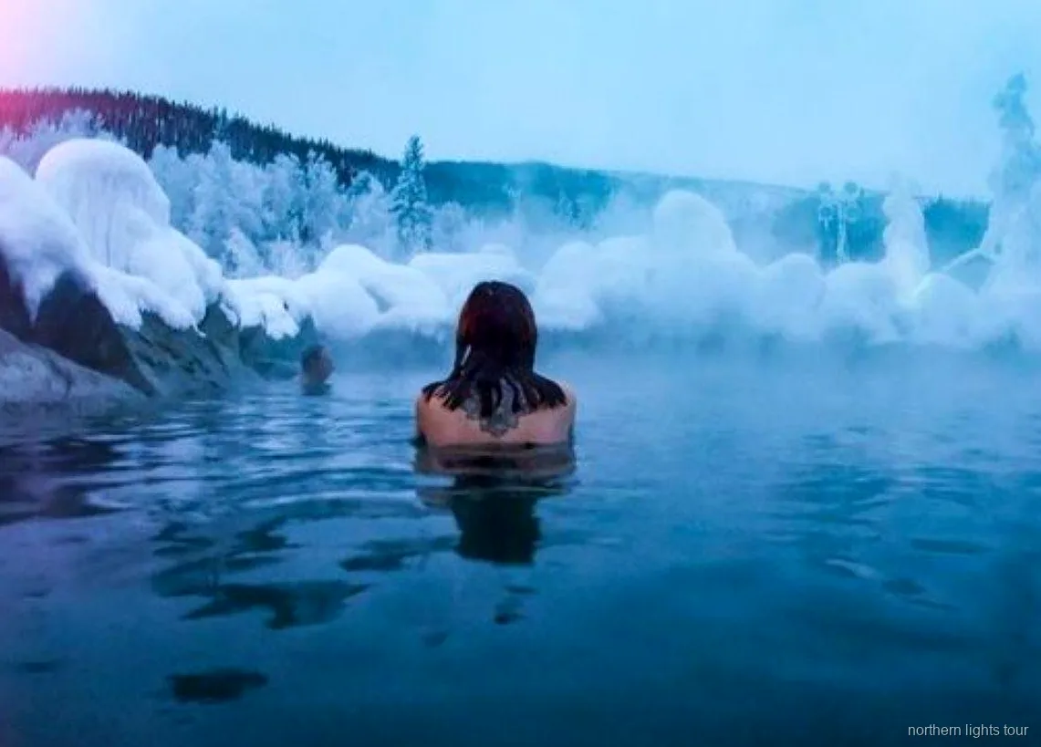 Piscine extérieure du Chena Hot Springs Resort sur l'excursion aurores boréales de Fairbanks