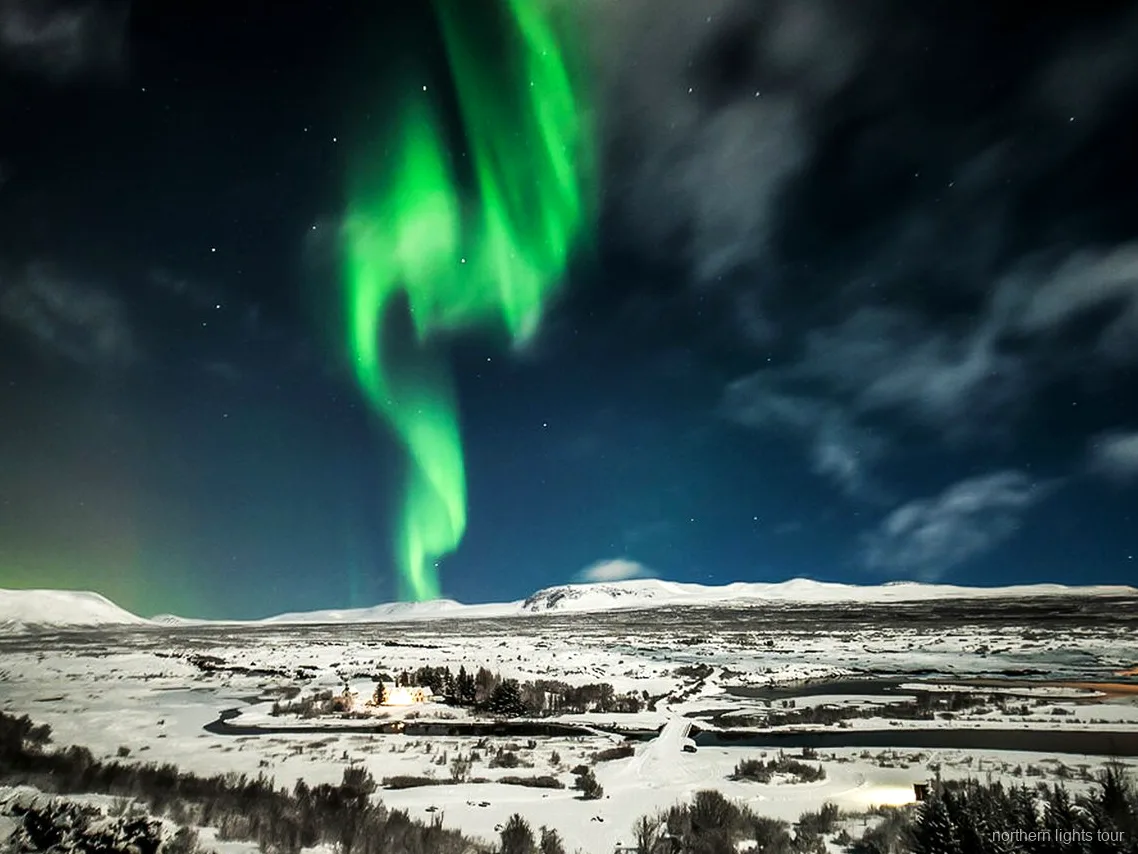 Grupo da excursão de aurora boreal em Reykjavik a fotografar o céu noturno