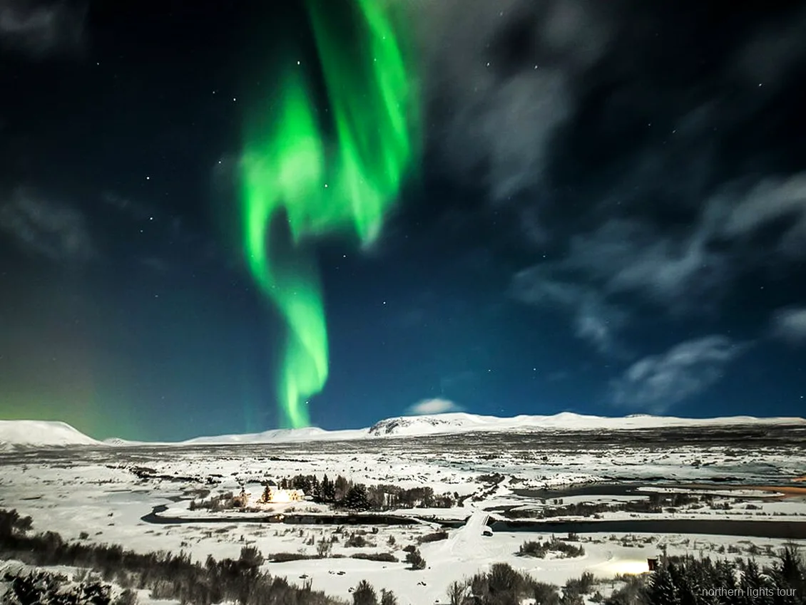 Grupo de la excursión de auroras boreales en Reikiavik fotografiando el cielo nocturno