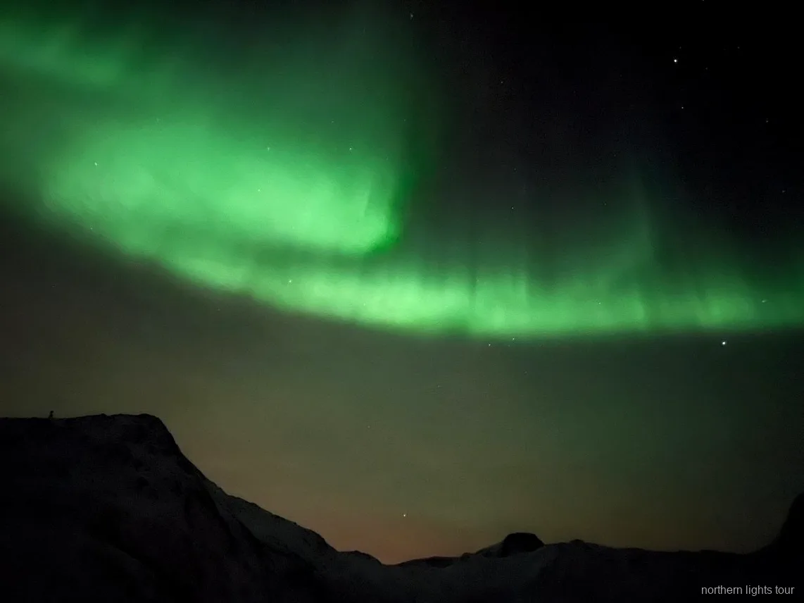 Photographe professionnel capturant l'aurore sur l'excursion privée en Islande