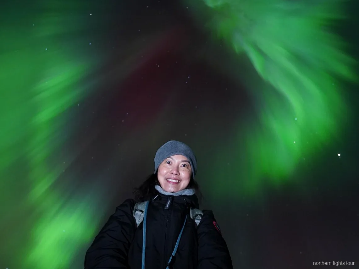 Aurore boréale au-dessus des montagnes près de Tromsø pendant l'excursion de chasse aux aurores