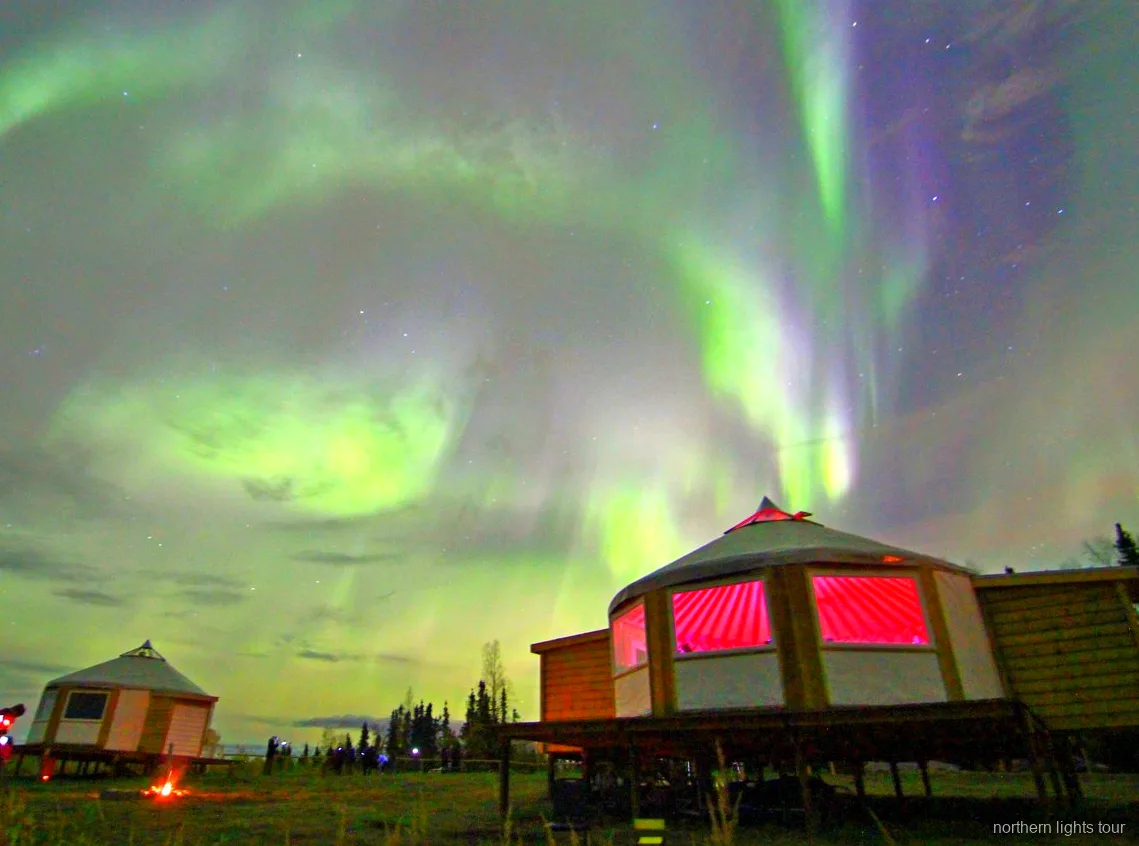 Voyageurs se détendant au lodge d'aurores boréales de Fairbanks en attendant le spectacle