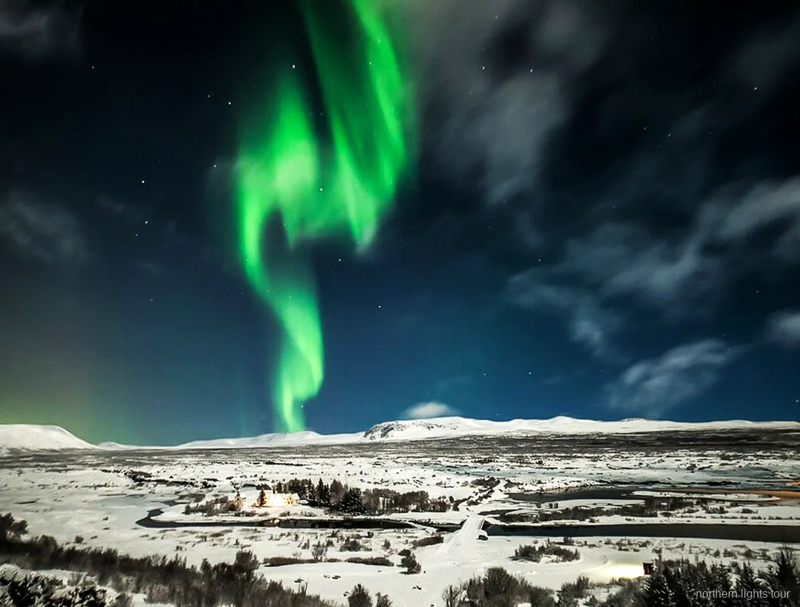 Groupe photographiant le ciel nocturne sur l'excursion en bus aurore boréale de Reykjavik