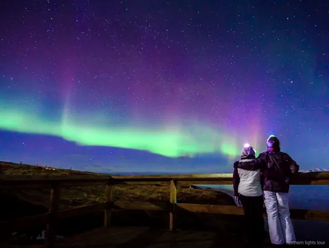 Minibus petit groupe sur l'excursion premium aurore boréale de Reykjavik sous un ciel étoilé