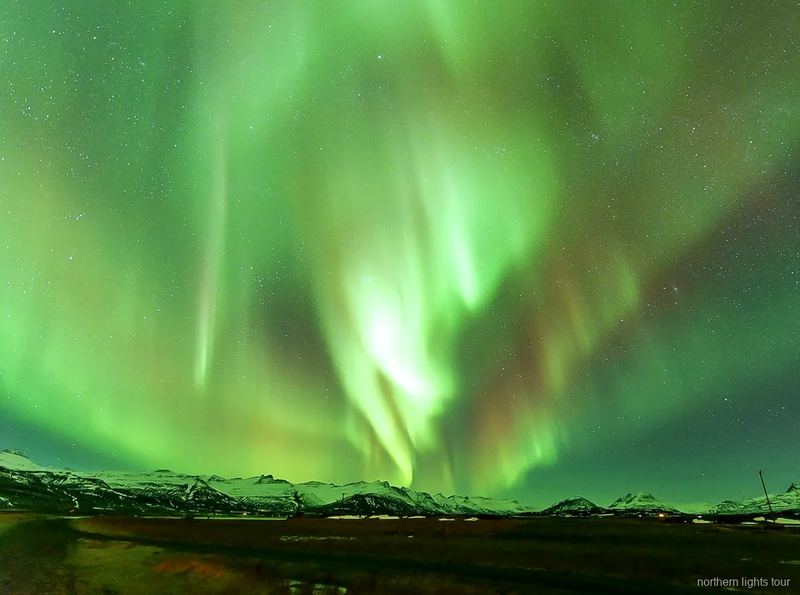 Guide expliquant l'aurore boréale sur l'excursion premium en minibus de Reykjavik