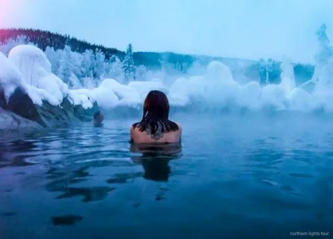 Fairbanks kuzey ışıkları turunda Chena Hot Springs Resort açık hava havuzu