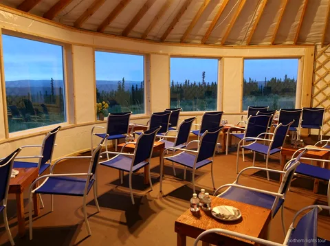 Zewnętrze lodge w Fairbanks z niezasłoniętym widokiem na północne niebo
