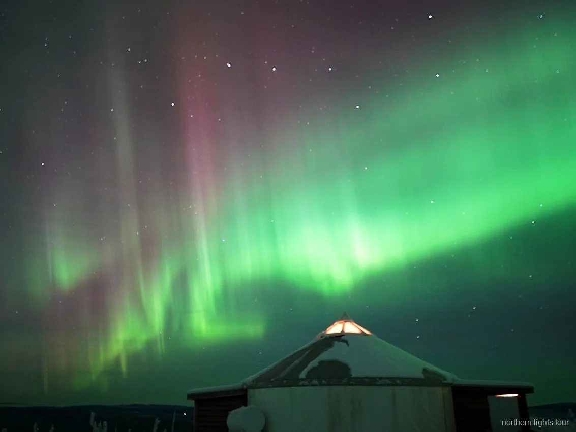 Norrsken sett genom fönstren på Fairbanks norrsken lodge-tur