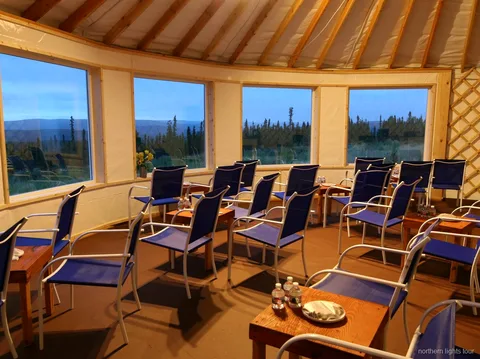 Fairbanks norrskenlodge utifrån med fri sikt mot norra himlen