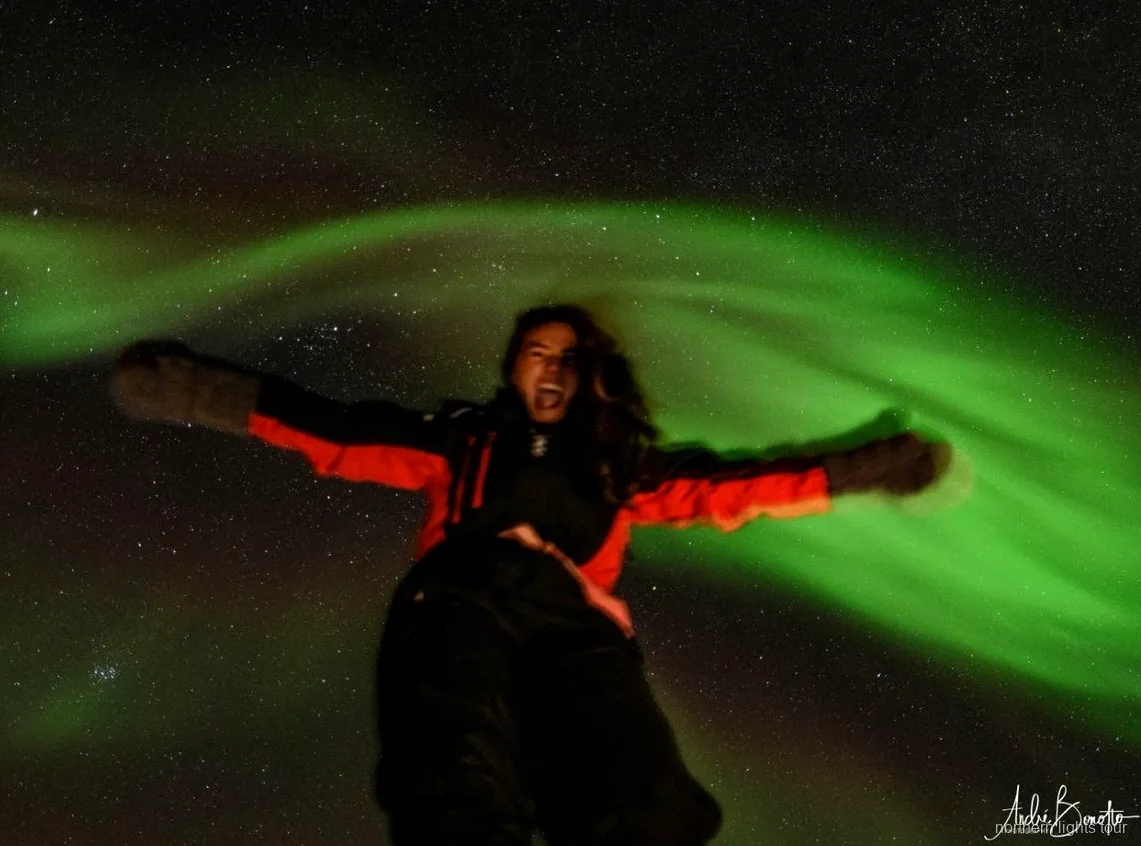 Privater 4x4 auf der Privaten Island Nordlichter-Tour geparkt unter der Aurora