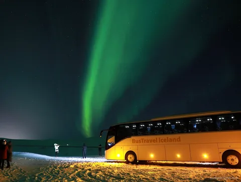 Noorderlicht boven het IJslandse platteland op de Reykjavik noorderlicht bustour