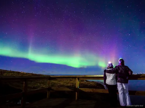 Kleinschalige minibus op de Reykjavik premium noorderlicht tour onder een sterrenhemel