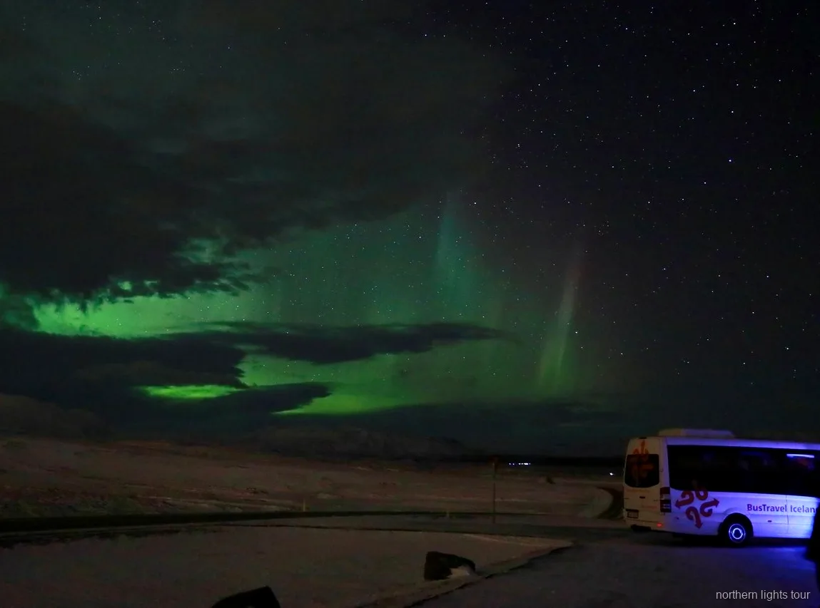 Noorderlicht boven het IJslandse platteland op de Reykjavik premium noorderlicht tour