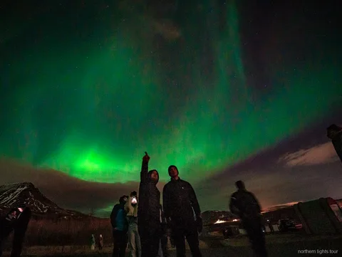 Gasten fotograferen het noorderlicht op de Reykjavik premium minibustour