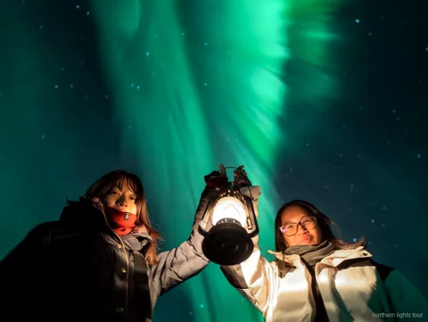 Verwarmd voertuig gebruikt op de Rovaniemi noorderlicht tour in Fins Lapland
