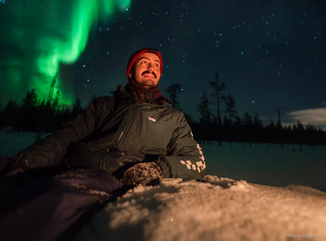 Noorderlicht boven de sneeuw nabij Rovaniemi, Fins Lapland