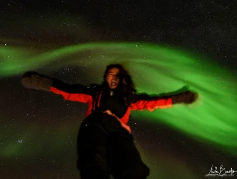 Privé 4x4 op de Privé Noorderlicht Tour IJsland geparkeerd onder het noorderlicht