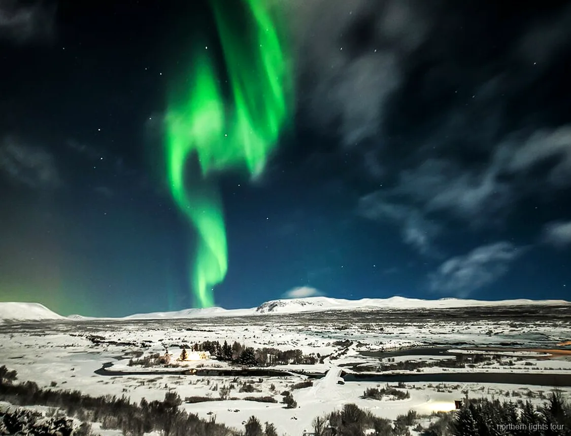 Gruppe der Reykjavik Nordlichter Bustour fotografiert den Nachthimmel
