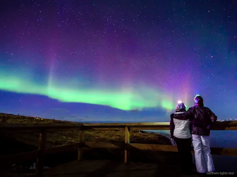 Kleingruppen-Kleinbus auf der Reykjavik Premium Nordlichter-Tour unter einem Sternenhimmel