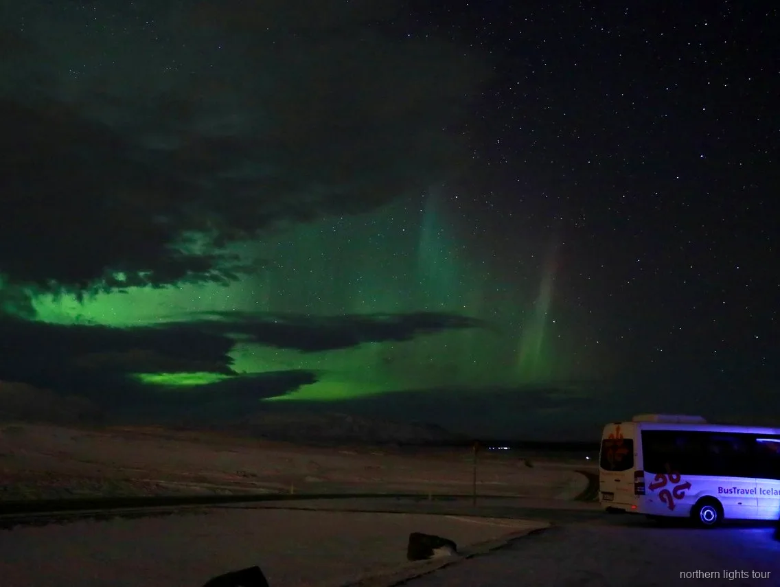 Aurora Borealis über der isländischen Landschaft auf der Reykjavik Premium Nordlichter-Tour