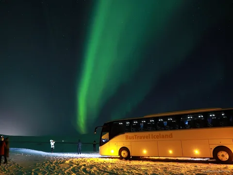 Nordlys over det islandske landskab på Reykjavik nordlys-busturen