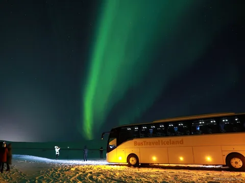 Norrsken över den isländska landsbygden på Reykjavik norrskenbusstur