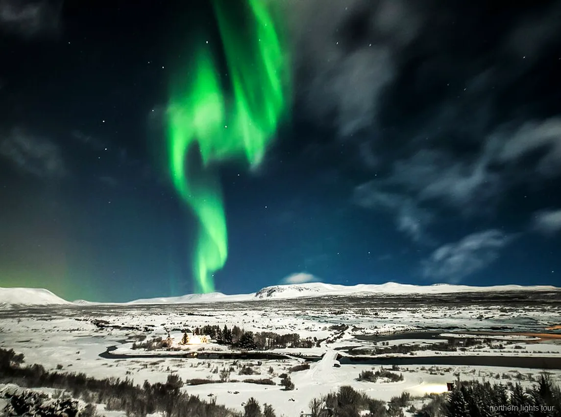 Grupp fotograferar nattsjön på Reykjavik norrskenbusstur