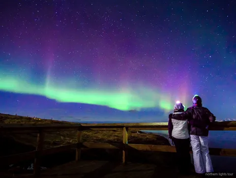 Minibus i lille gruppe på Reykjavik premium nordlystur under en stjerneklar himmel