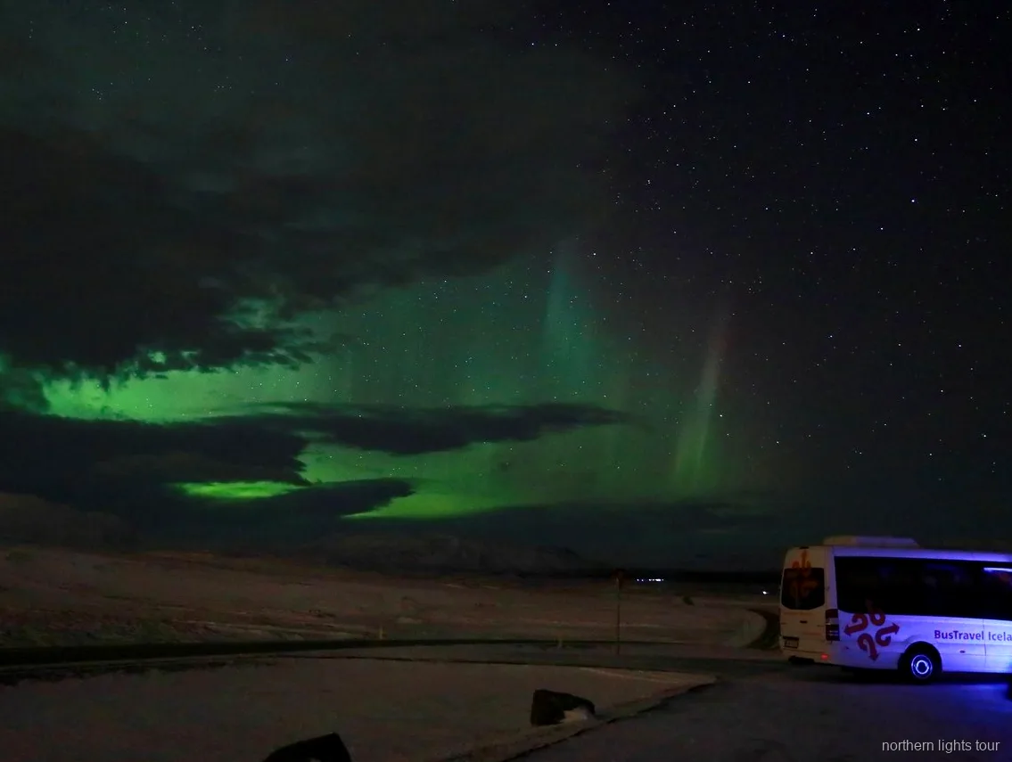 Nordlys over det islandske landskab på Reykjavik premium nordlystur