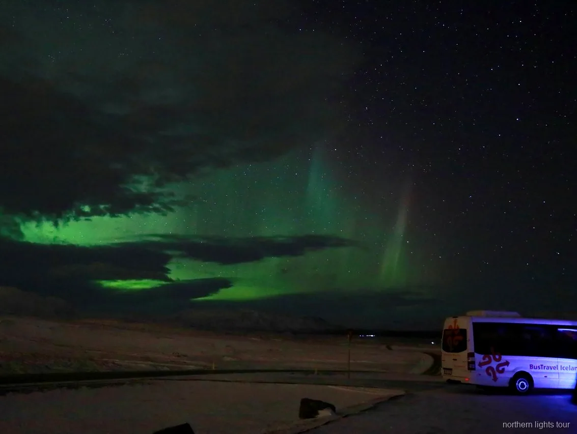 Norrsken över den isländska landsbygden på Reykjavik premium norrskentur