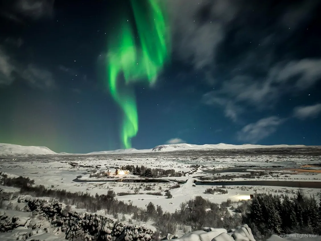 Mörk visningsplats nära Reykjavik använd på premium norrskenturen