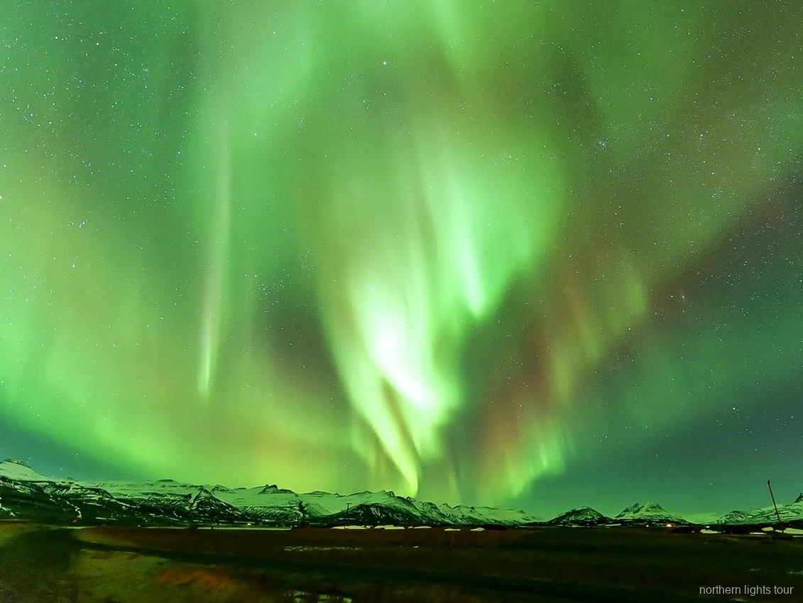 Guide förklarar norrskenet på Reykjavik premium norrskenminibusstur