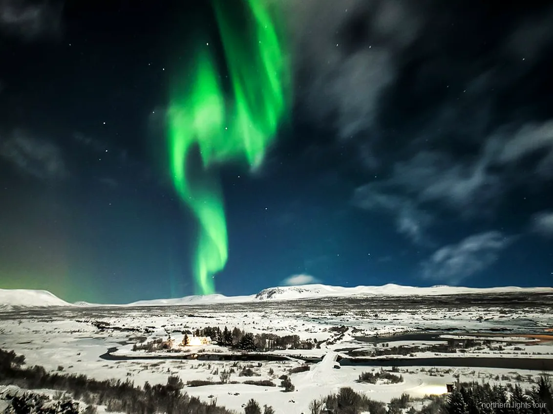 Grupa fotografująca nocne niebo na autobusowej wycieczce na zorzę polarną z Reykjavíku
