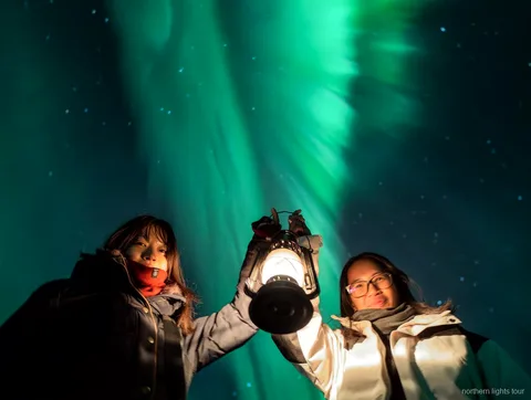Uppvärmt fordon använt på Rovaniemi norrskentur i finska Lappland