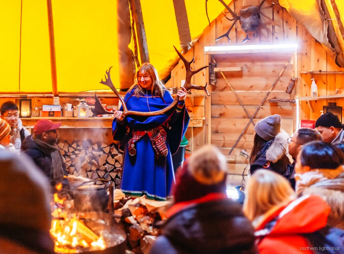 Traditionele Samische lavvu tent gebruikt voor de maaltijd op de Tromsø rendiertocht