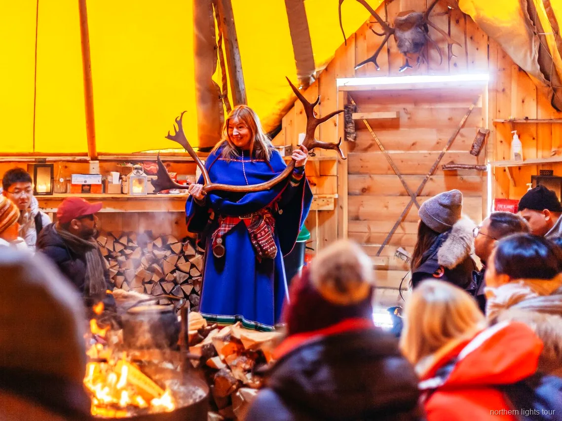 Lavvu tradizionale Sami usato per il pasto durante il tour delle renne a Tromsø