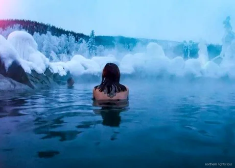 Piscina termal ao ar livre do Chena Hot Springs Resort no tour de aurora boreal em Fairbanks