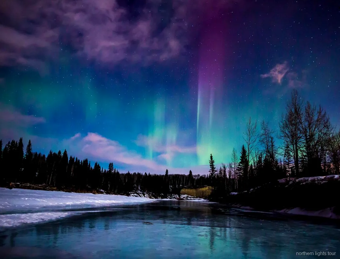 Aurora boreal sobre o Chena Hot Springs Resort perto de Fairbanks