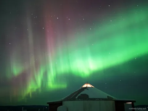 Aurora boreal vista a través de les finestres del lodge d'aurora boreal de Fairbanks