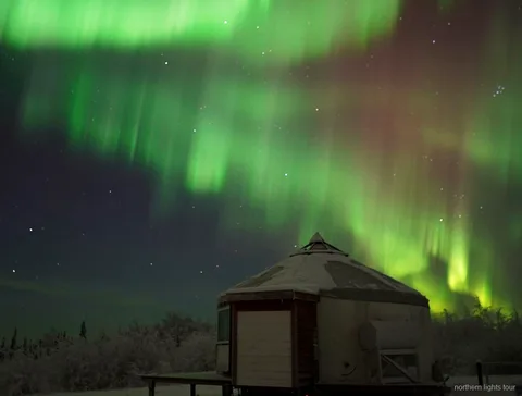 Gran finestral orientat al nord dins el lodge d'aurora boreal de Fairbanks