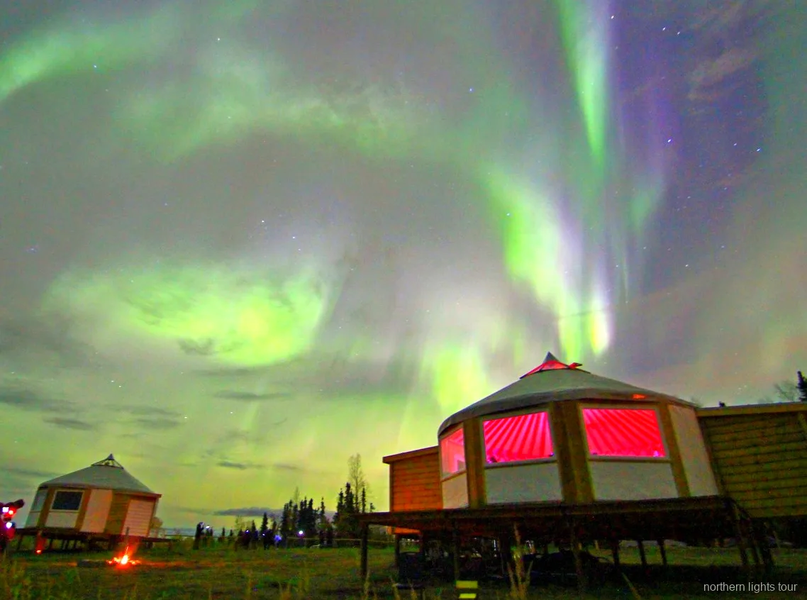 Hostes relaxant-se al lodge d'aurora boreal de Fairbanks mentre esperen l'aurora