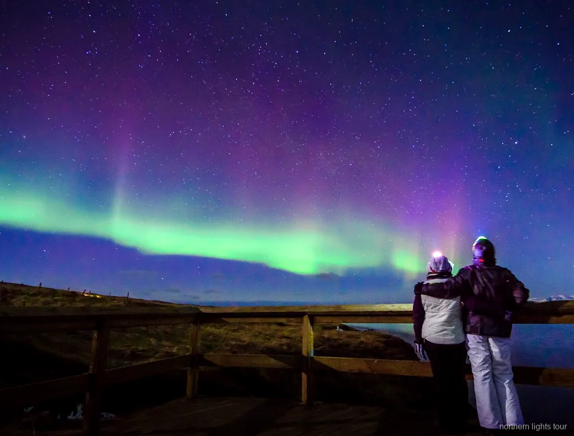 Minibús de grup reduït al tour premium d'aurora boreal de Reykjavík sota un cel estrellat