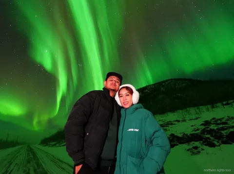 Grupo do tour de aurora boreal em Rovaniemi com devolução garantida a fotografar a aurora