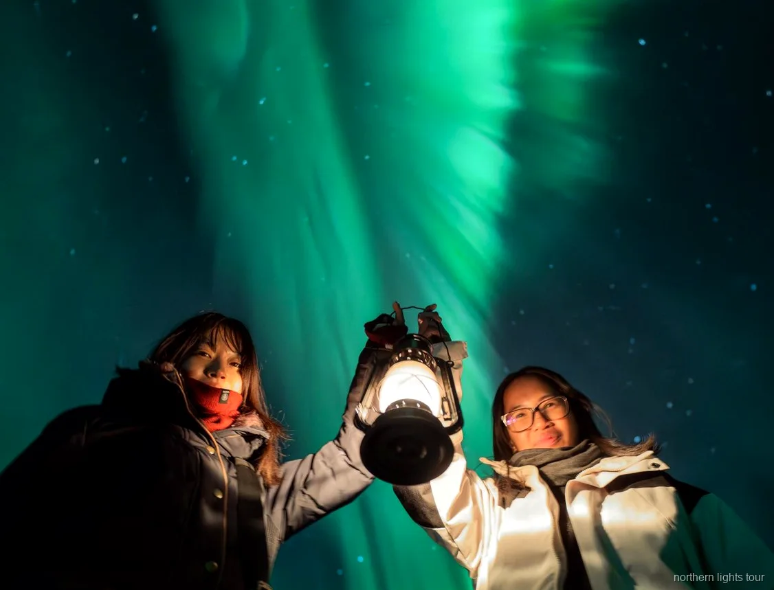 Veículo aquecido usado no tour de aurora boreal em Rovaniemi, Lapónia finlandesa