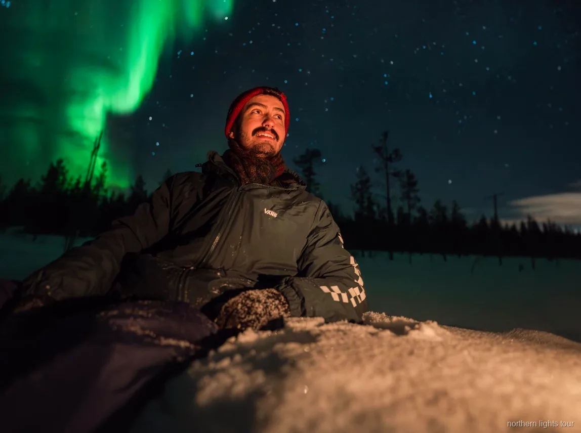 Aurora boreal sobre a neve perto de Rovaniemi, Lapónia finlandesa