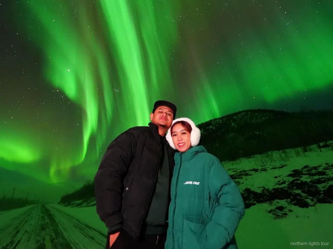 Grup del tour d'aurora boreal garantit de Rovaniemi fotografiant l'aurora