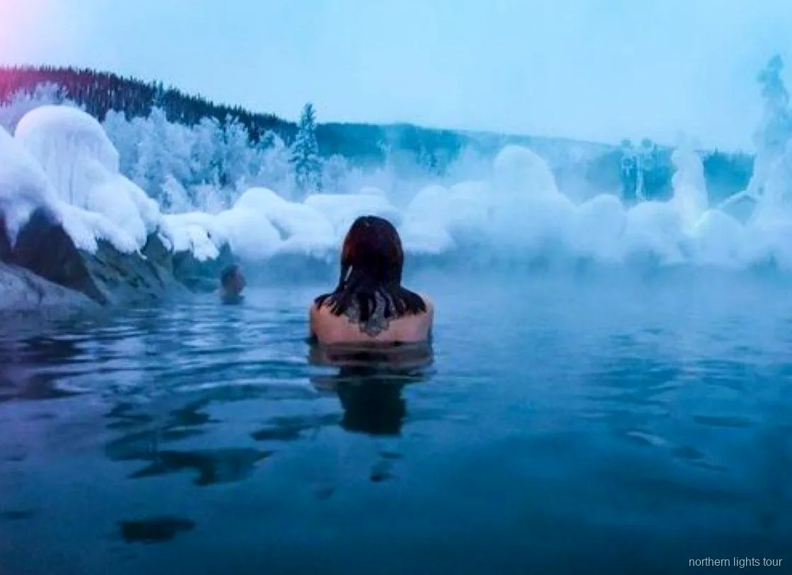 Piscina all'aperto del Chena Hot Springs Resort durante il tour aurora boreale a Fairbanks