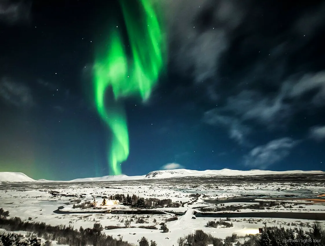 Gruppo del tour aurora boreale Reykjavik in bus che fotografa il cielo notturno