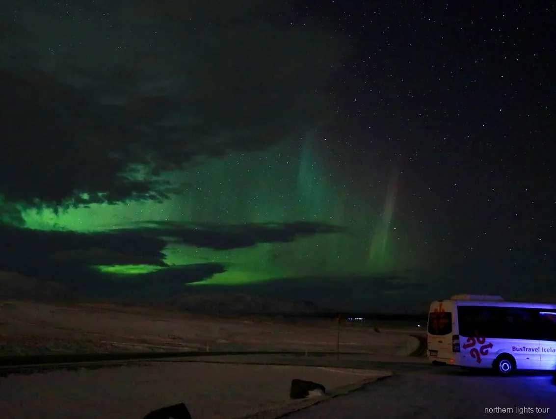 Aurora Boreale sulla campagna islandese durante il tour aurora boreale Reykjavik premium