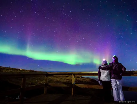 Minibús de grupo reducido del tour de auroras boreales en Reikiavik bajo un cielo estrellado